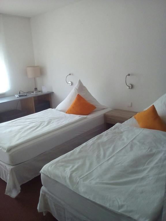 Hotel Astra Ращат Екстериор снимка